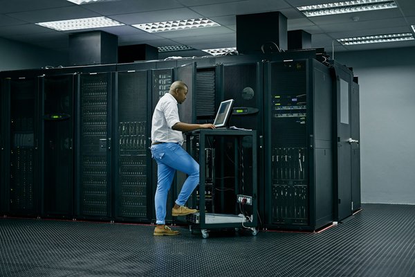 Maximiser la fiabilité et minimiser les risques : Les avantages clés de la tierce maintenance multifournisseurs pour un data center